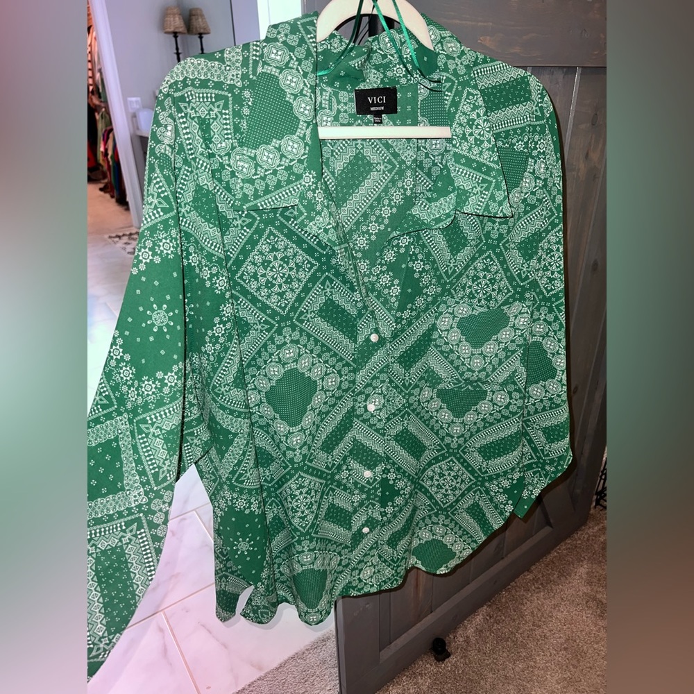 New without tags! Vici long sleeve shirt. Size medium runs large!